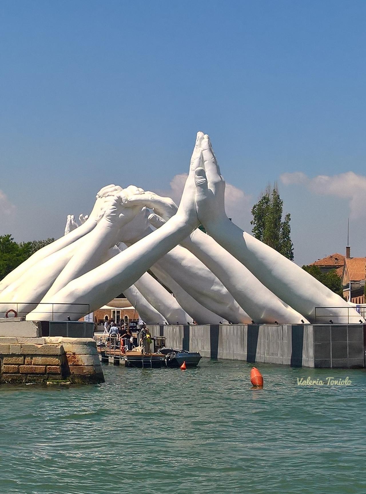 Arsenale di Venezia: la mani di Lorenzo Quinn