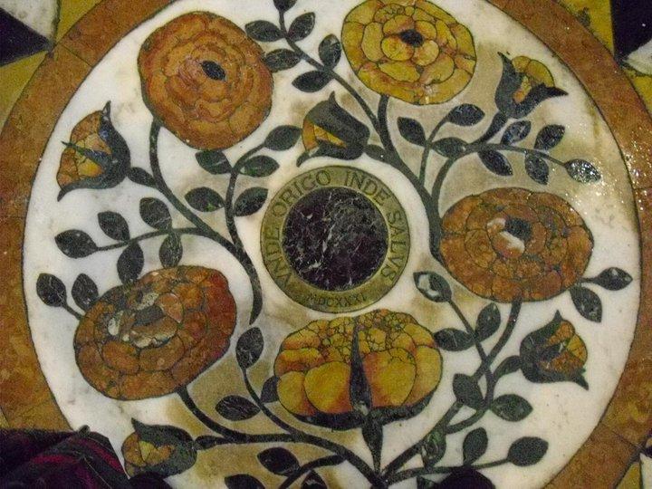 La scritta al centro della Basilica