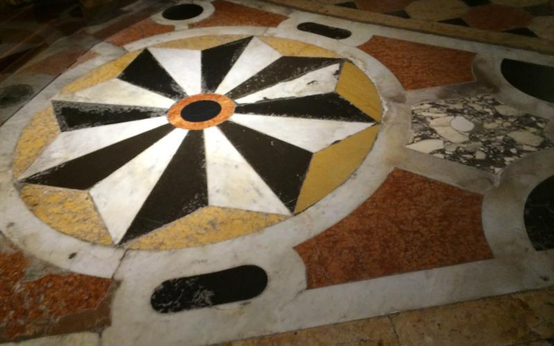 Basilica della Salute, stelle a punta nel percorso processione