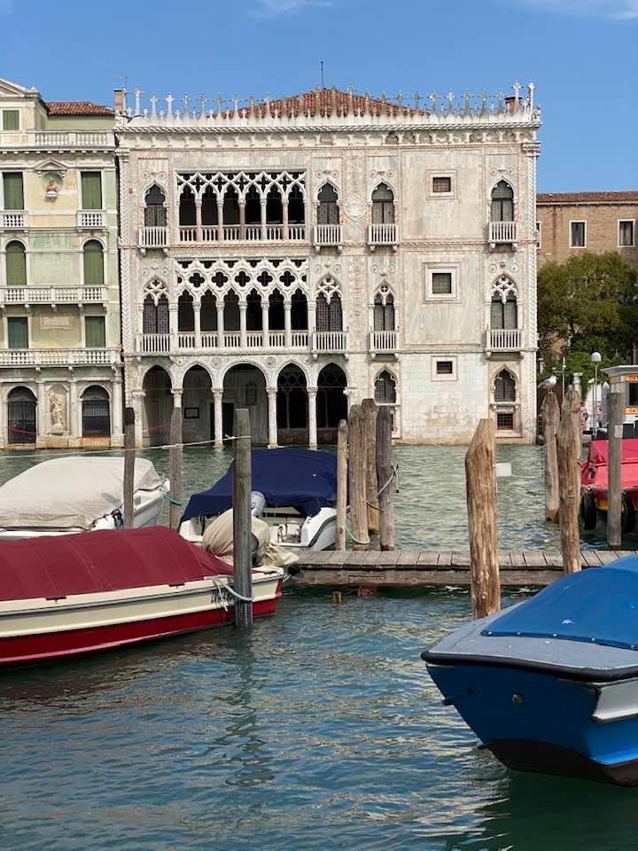 La facciata di Ca' D'Oro vista dalla parte opposta del Canal Grande