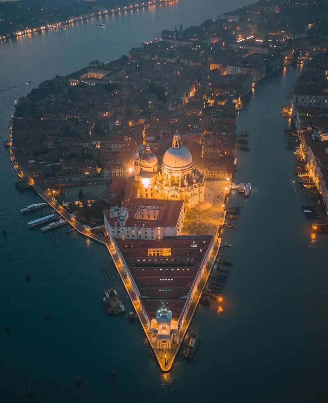 Chiesa della Salute, vista notturna con la chiesa illuminata