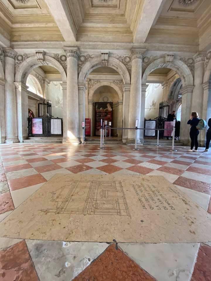 Ala Napoleonica: la lapide che ricorda la Chiesa e lo scalone per il quale fu demolita