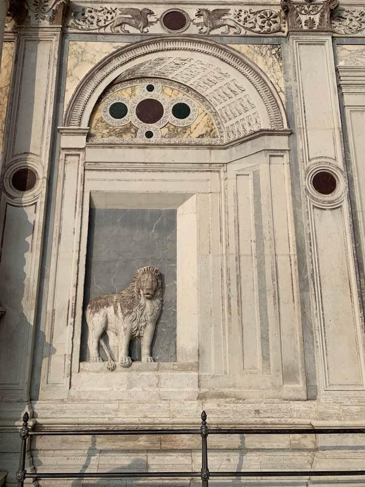 Scuola Grande San Marco sculture facciata