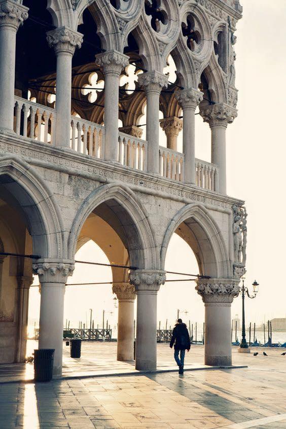 il colonnato di palazzo ducale