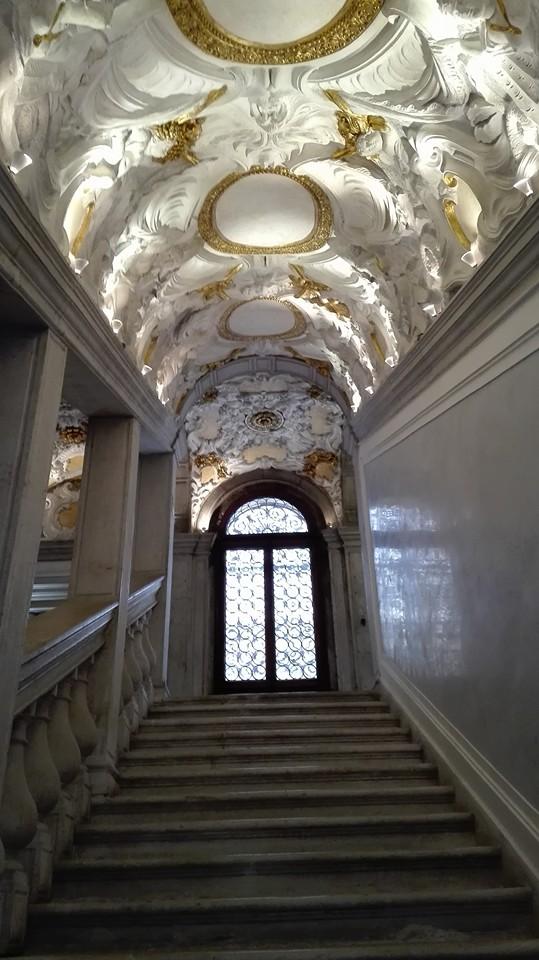 Lo scalone all'interno della Scuola dei Carmini