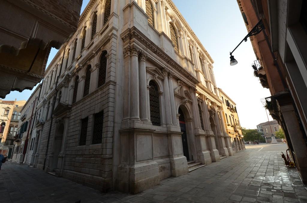 Le due facciate della scuola grande dei Carmini