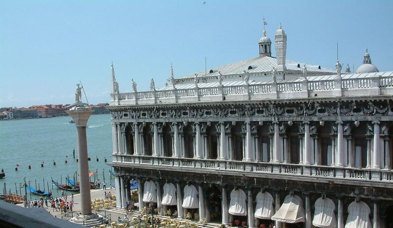 Foto della biblioteca marciana da Palazzo Ducale Foto della biblioteca marciana da Palazzo Ducale