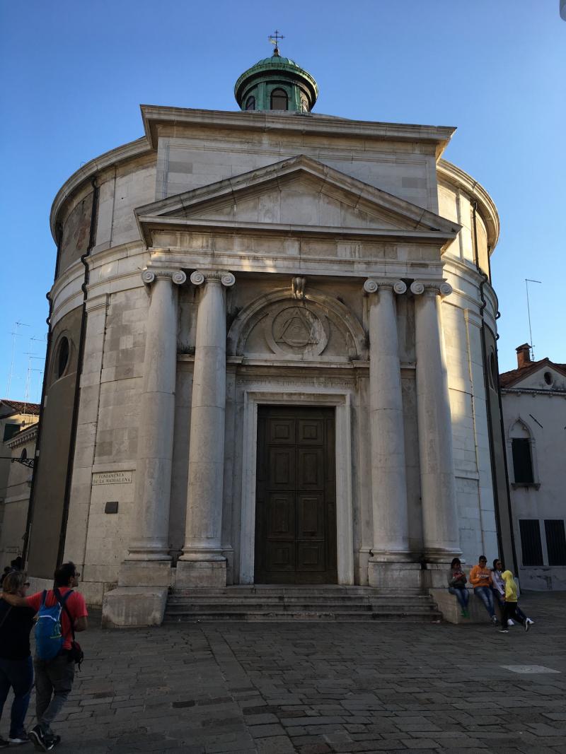 Foto della facciata della Chiesa della Maddalena a Venezia