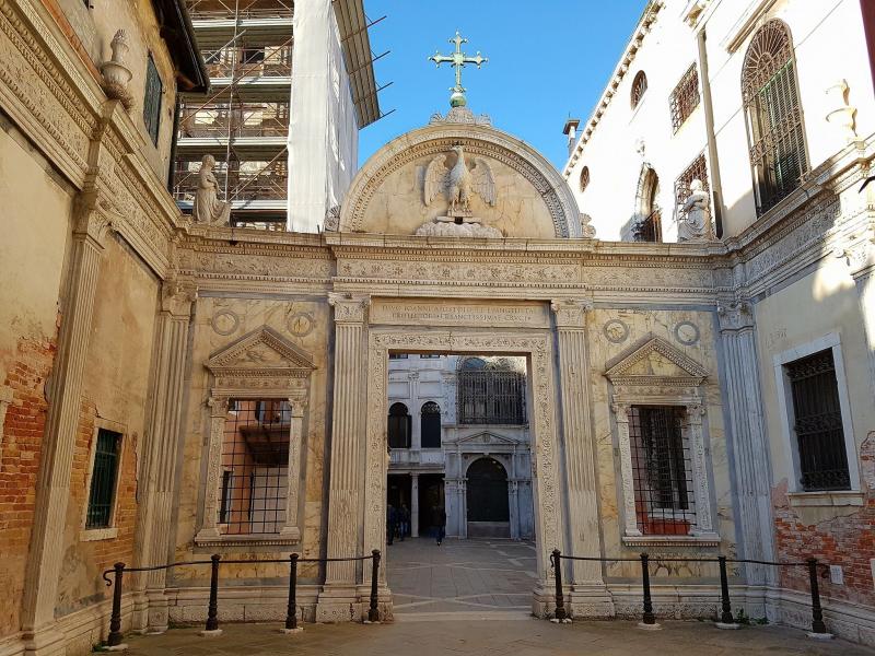 Il portale di ingresso alla Scuola Grande di San Giovanni Evangelista, Venezia