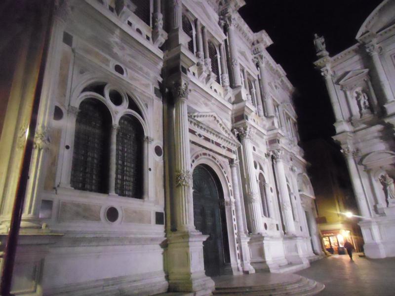 La scuola grande di San Rocco di sera La scuola grande di San Rocco di sera