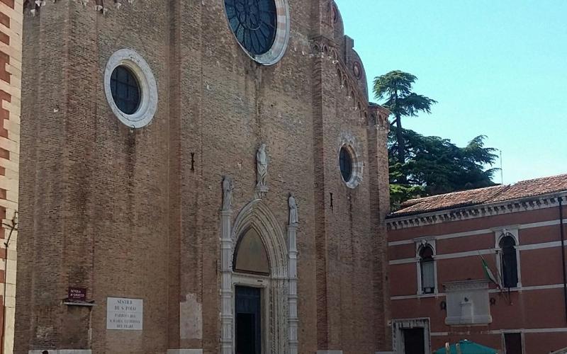 La facciata della chiesa dei Frari a Venezia