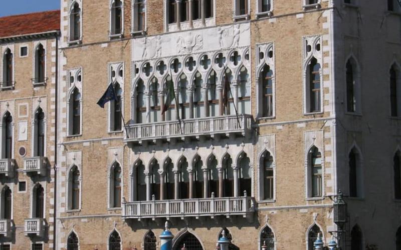 Facciata di Ca' Foscari lungo il canal grande