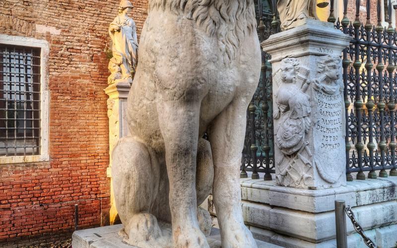 Il leone posto a sinistra dell'ingresso all'Arsenale