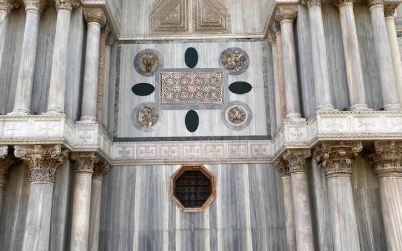 Arco nella facciata nord della Basilica di San Marco