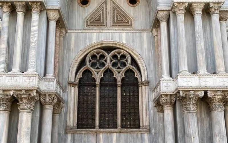 Arco nella facciata nord della Basilica di San Marco