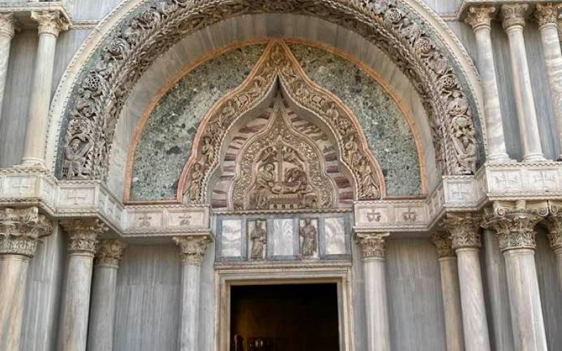 Arco nella facciata nord della Basilica di San Marco