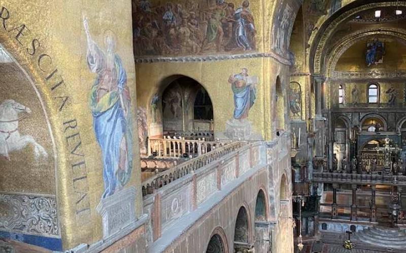 Basilica di San Marco, gli interni visti dall'alto, con i mosaici che rivestono il soffitto