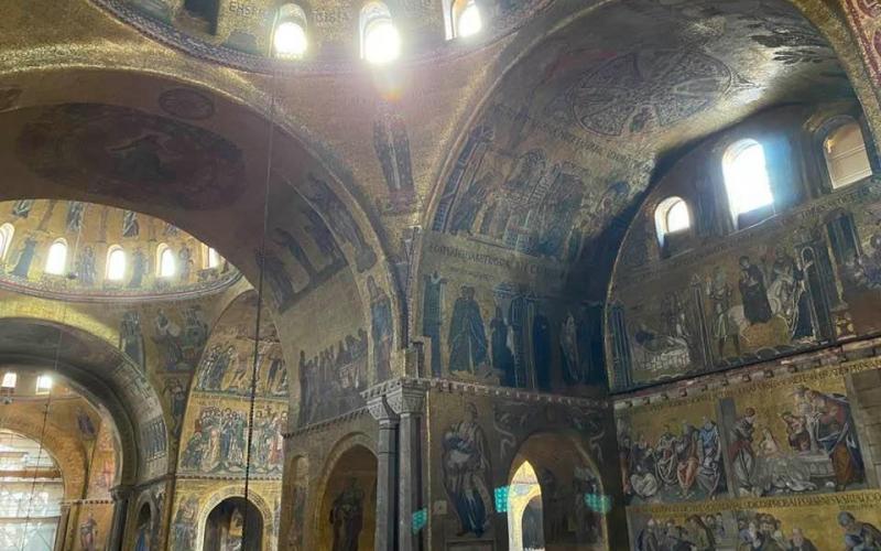 Basilica di San Marco, gli interni visti dall'alto, con i mosaici che rivestono il soffitto