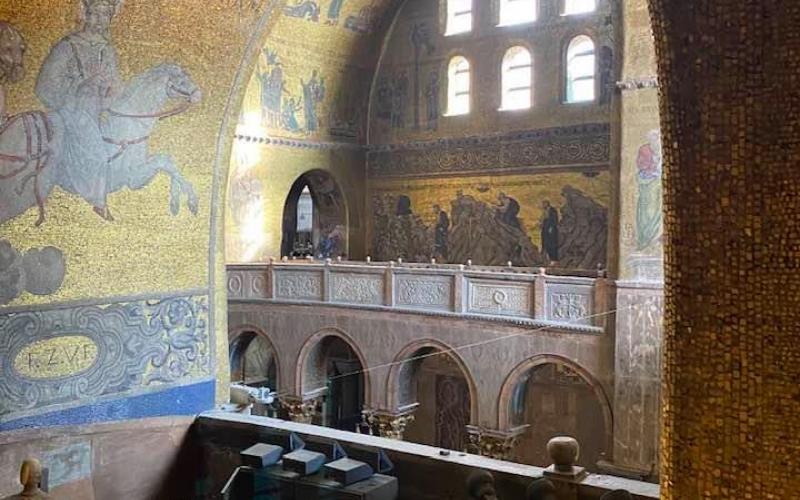 Basilica di San Marco, gli interni visti dall'alto, con i mosaici che rivestono il soffitto