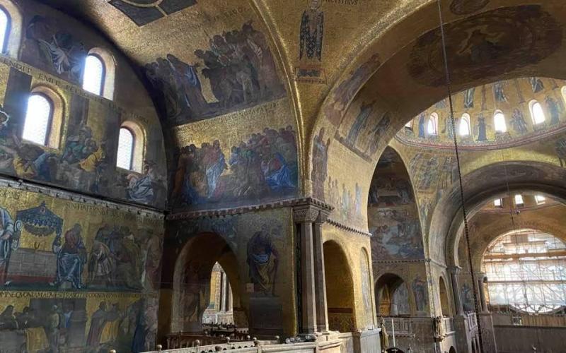 Basilica di San Marco, gli interni visti dall'alto, con i mosaici che rivestono il soffitto