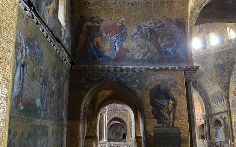 Basilica di San Marco, gli interni visti dall'alto, con i mosaici che rivestono il soffitto