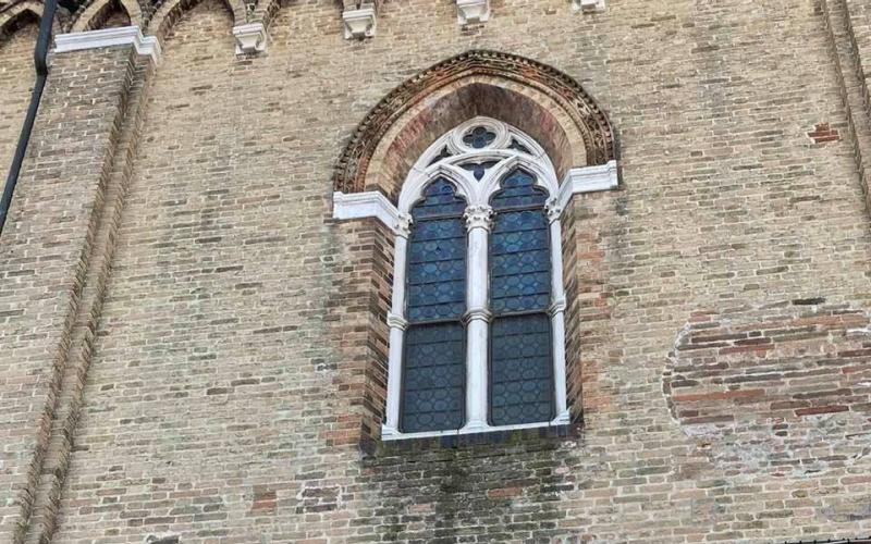 Chiesa della Carità, finestra nel lato nord