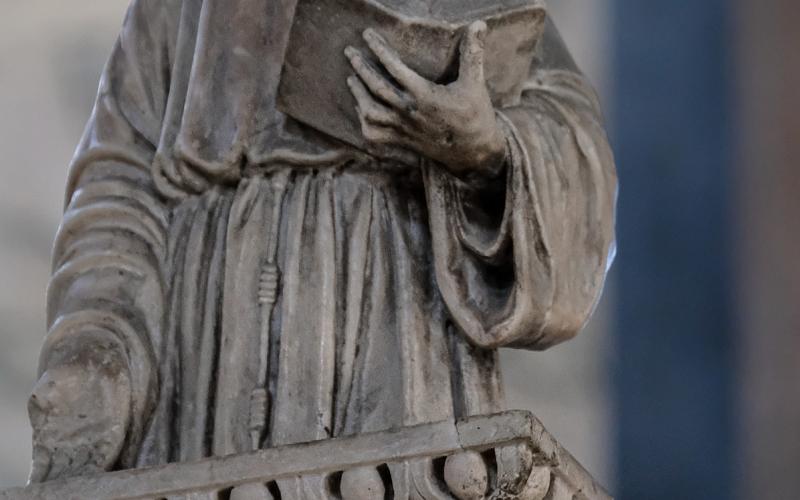 La statua di San Francesco nella Chiesa dei Miracoli