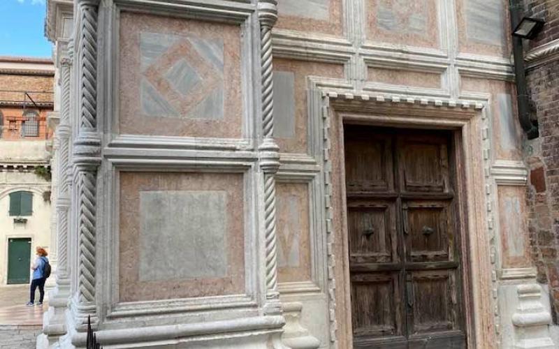 Chiesa di San Zaccaria, lo spigolo del basamento nel lato destro