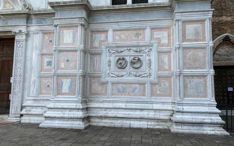 Chiesa di San Zaccaria, il basamento nel lato destro  