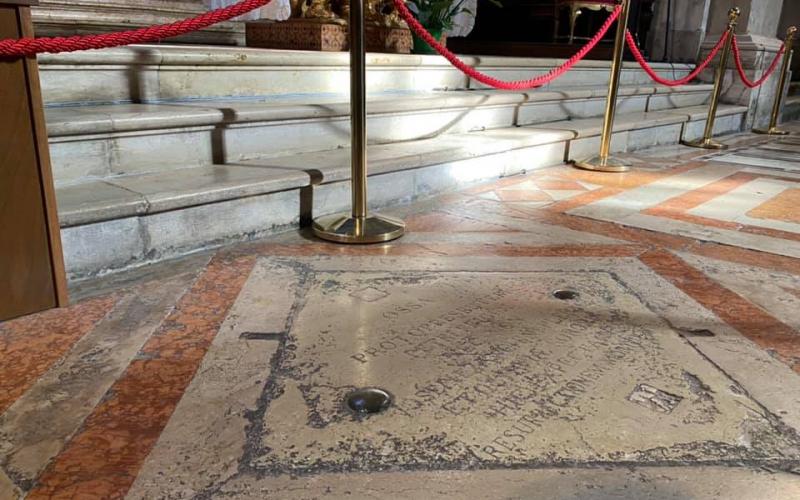 Chiesa di San Zulian a Venezia, i pavimenti ed i gradini dell'altare maggiore