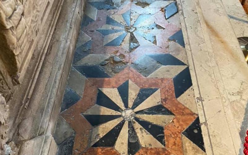 Chiesa di San Zulian a Venezia, pavimenti di un altare laterale