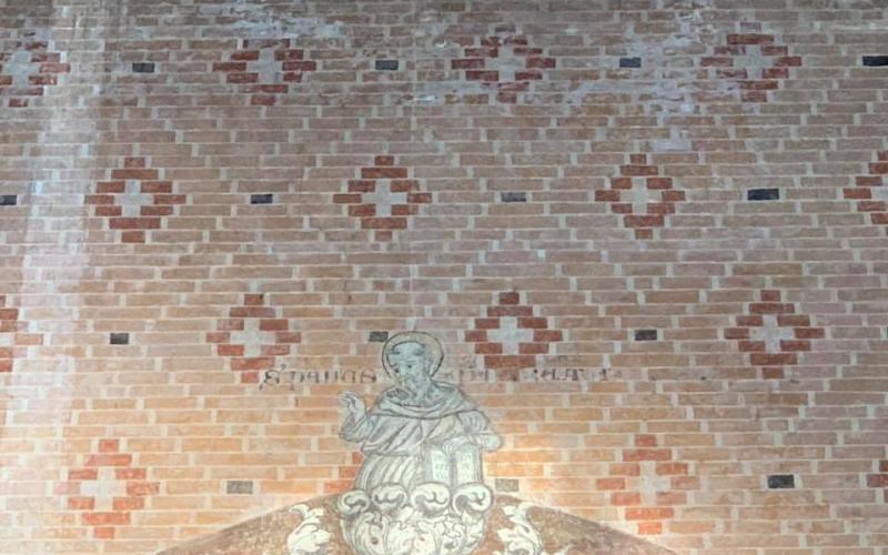 Chiesa di Santo Stefano a Venezia: il regalzier sulle pareti della navata