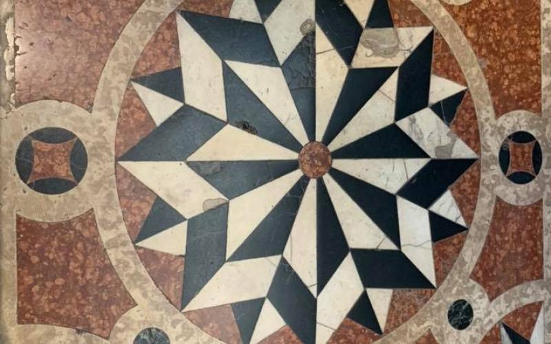 Decori pavimentali in una cappella laterale della Chiesa degli Scalzi