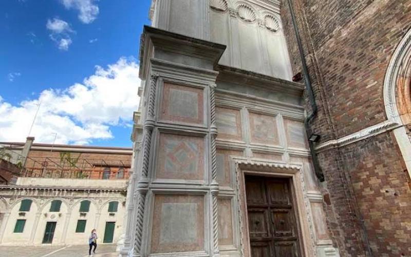 Chiesa di San Zaccaria, lo spigolo del basamento nel lato destro