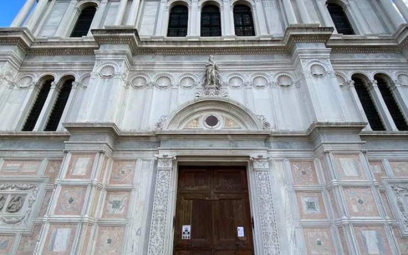 Chiesa di San Zaccaria, la facciata vista dal basso 