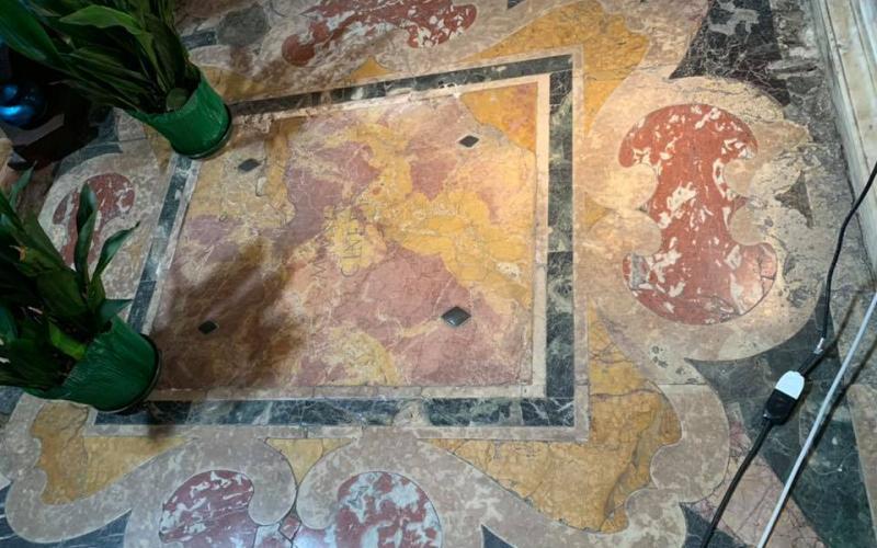 Decori pavimentali in una cappella laterale della Chiesa degli Scalzi