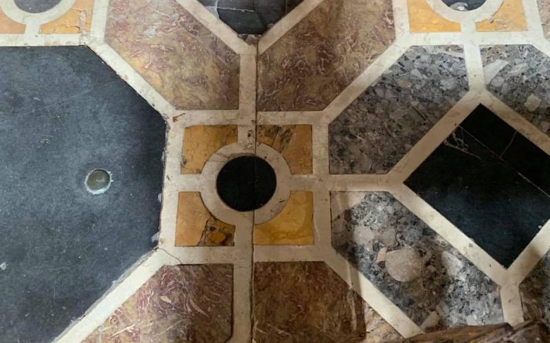 Decori pavimentali in una cappella laterale della Chiesa degli Scalzi