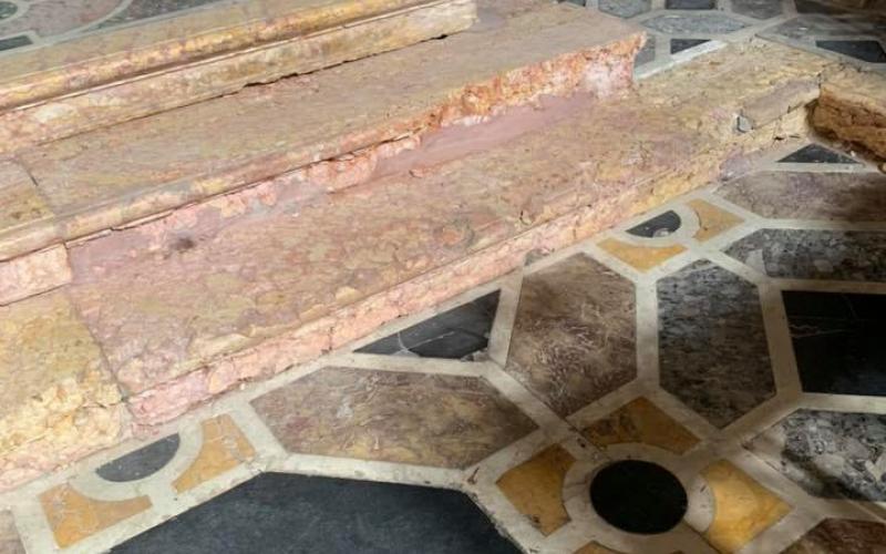 Decori pavimentali in una cappella laterale della Chiesa degli Scalzi