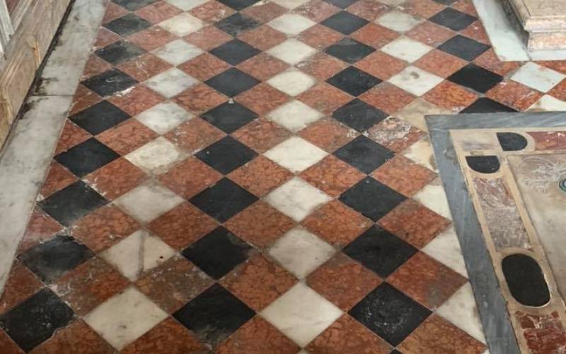 Decori pavimentali in una cappella laterale della Chiesa degli Scalzi