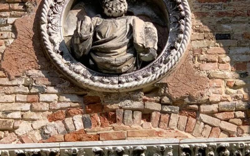 Chiesa di Santa Maria dei Servi: scultura della facciata principale