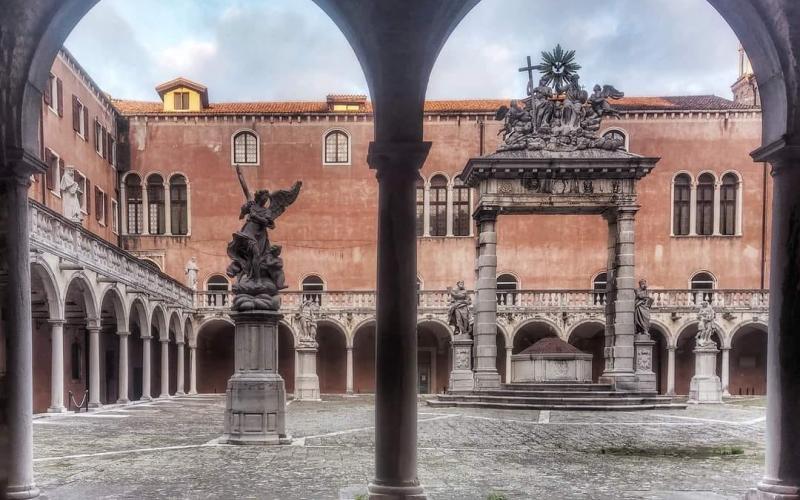 Chiostro del convento dei Frari a Venezia