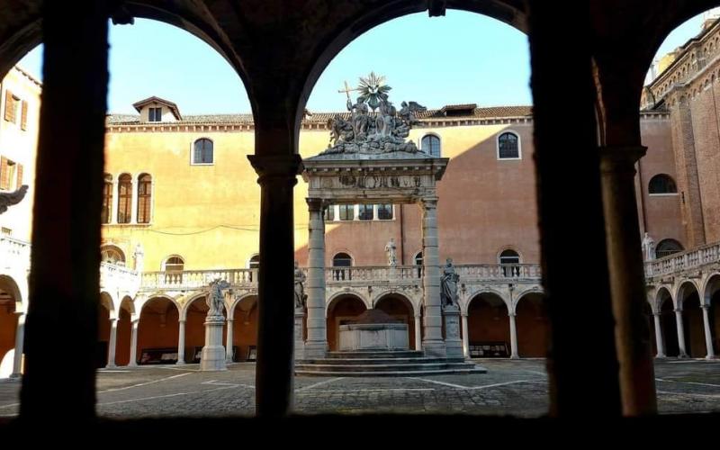 Chiostro del convento dei Frari a Venezia