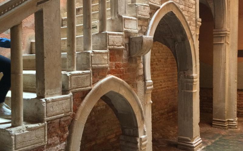 La scala che da sul cortile di Ca' Centani a Venezia