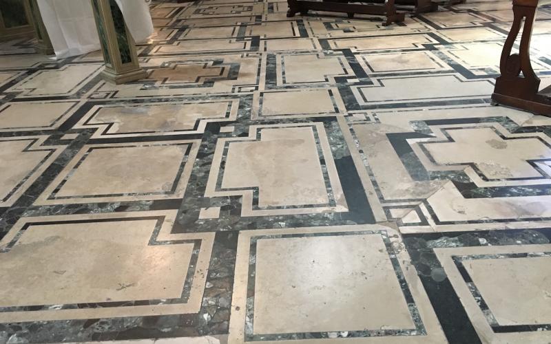 Il pavimento all interno della chiesa dei gesuiti