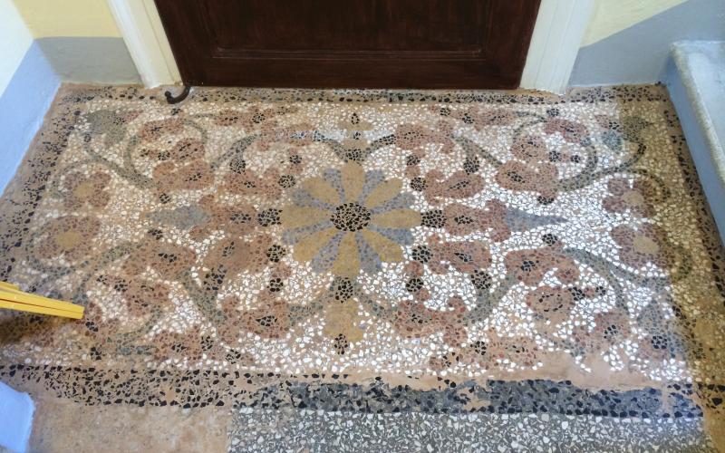 Pavimento del pianerottolo della scala del convento
