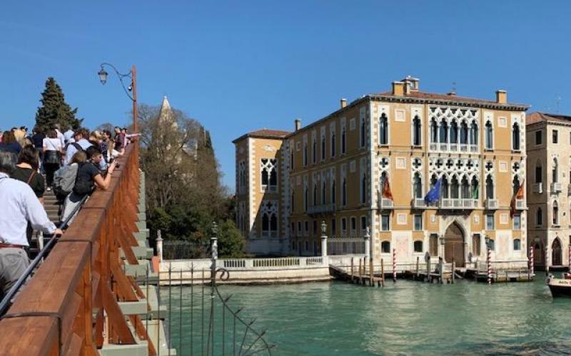 Canal Grande: palazzo cavalli franchetti visto dal ponte dell'accademia