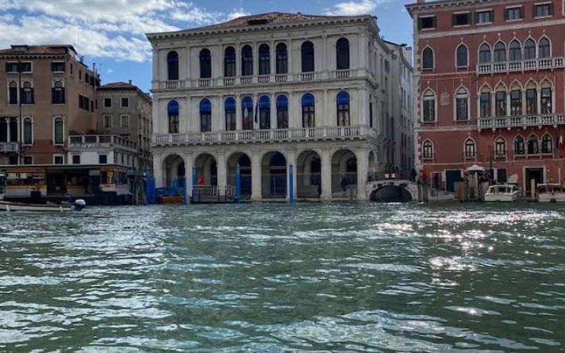 Palazzo Dolfin Manin, la facciata dalla riva del vin 