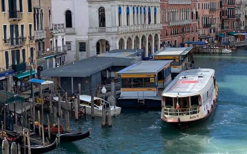 Palazzo Dolfin Manin, la facciata, vista laterale dal ponte di Rialto