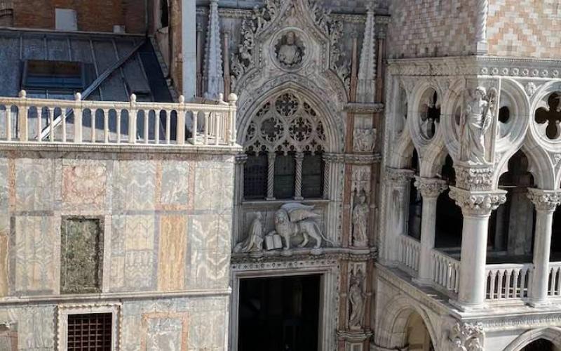 Palazzo Ducale, il Giudizio di Salomone, scultura: posizione