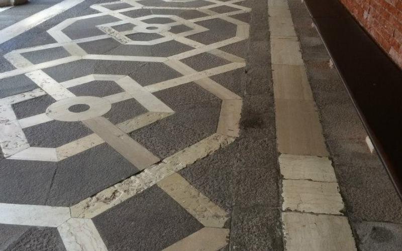 Pavimento del portico interno di Palazzo Ducale, trachite e pietra d'istria
